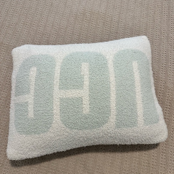 Ugg - Picture 2 of 4